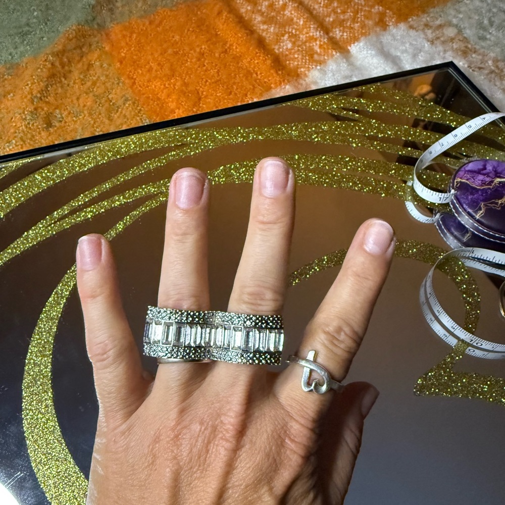 Elegant Silver and Black Women's Ring - Picture 8 of 9